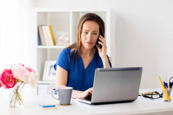 Mujer llamando en el teléfono inteligente en la oficina o en casa — Foto de Stock