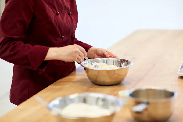 Chef con harina en tazón haciendo masa o masa — Foto de Stock