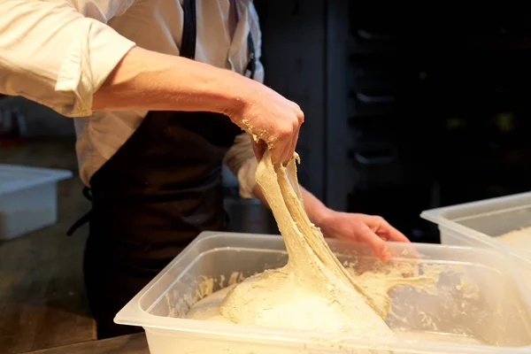 Шеф-кухар або пекарня готують тісто в пекарні — стокове фото