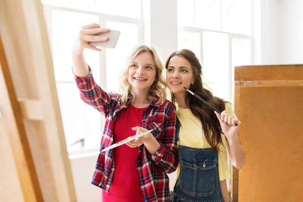 Chicas artistas tomando selfie en el estudio de arte o la escuela —  Fotos de Stock