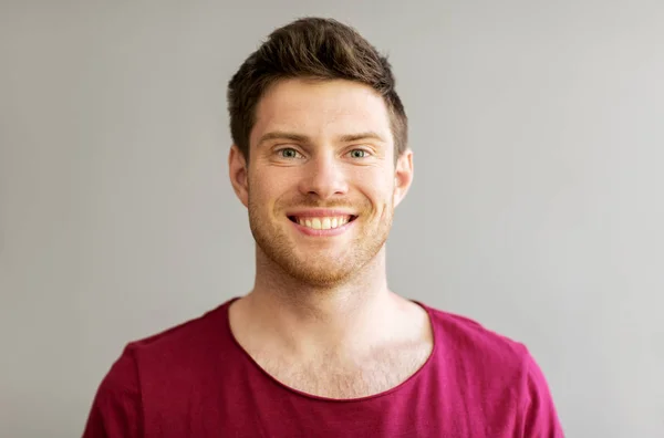 Retrato de feliz sorrindo bonito jovem — Fotografia de Stock