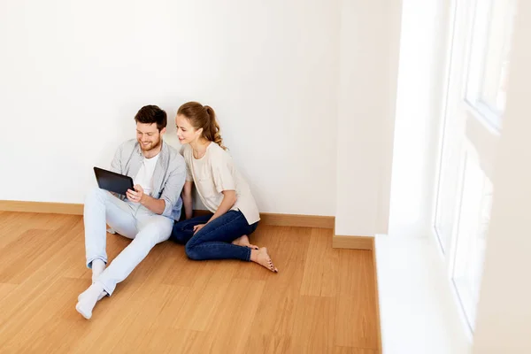 Couple heureux avec tablette PC à la nouvelle maison — Photo