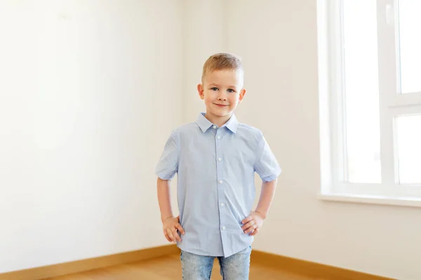 Petit garçon souriant dans la chambre vide de la nouvelle maison — Photo