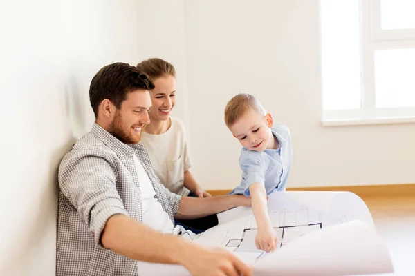 Glückliche Familie mit Bauplan Umzug in neues Zuhause — Stockfoto