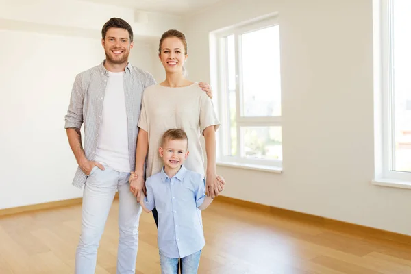 Família feliz com a criança se mudando para a nova casa — Fotografia de Stock