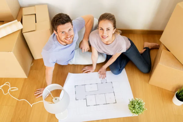 Par med lådor och ritning flyttar till nytt hem — Stockfoto