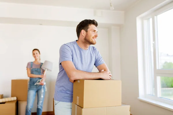 Feliz pareja con cajas mudándose a un nuevo hogar —  Fotos de Stock