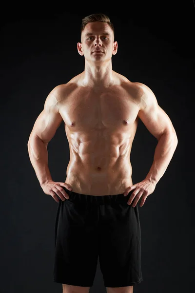 Νέος ή bodybuilder με γυμνό κορμό — Φωτογραφία Αρχείου
