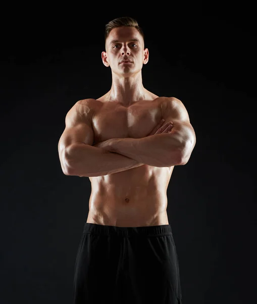 Jeune homme ou bodybuilder avec torse nu — Photo