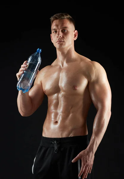 Giovane uomo o bodybuilder con bottiglia d'acqua — Foto Stock