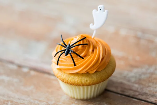 Cupcake con decoración de halloween en la mesa — Foto de Stock