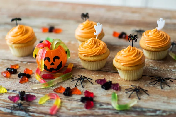 Fiesta de halloween decorado cupcakes en mesa de madera — Foto de Stock