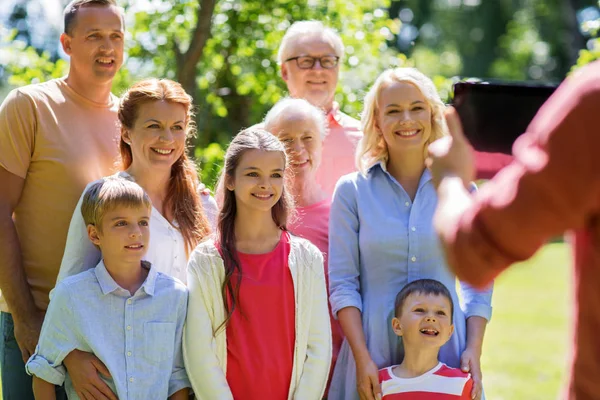 Glückliche Familie fotografiert im Sommer mit dem Tablet-PC — Stockfoto