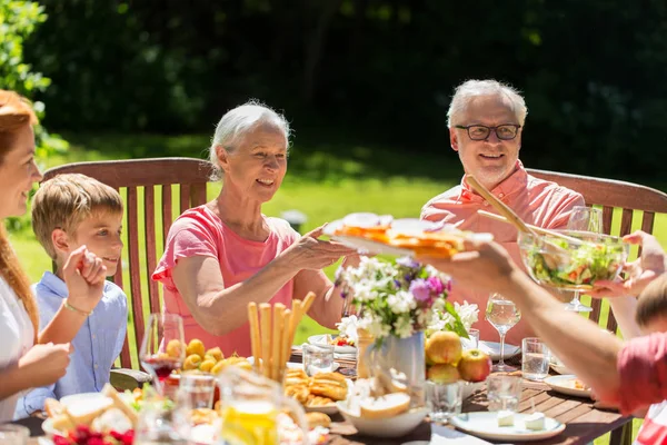 Szczęśliwa rodzina mając obiad lub letni ogród party — Zdjęcie stockowe