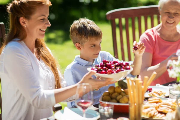 Famille heureuse dîner ou fête de jardin d'été — Photo