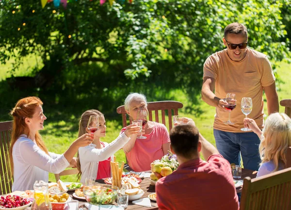 Mutlu bir aile yemek yiyor ya da bahçe partisi veriyor. — Stok fotoğraf