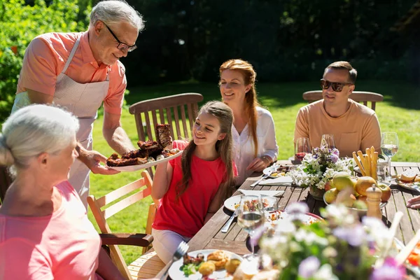 Familia feliz cena o fiesta de jardín de verano — Foto de Stock