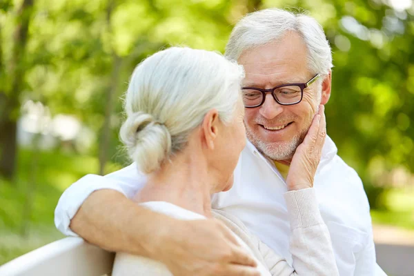 Glückliches Senioren-Paar umarmt sich im Stadtpark — Stockfoto