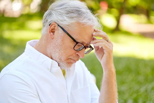 Homme âgé réfléchi au parc d'été — Photo