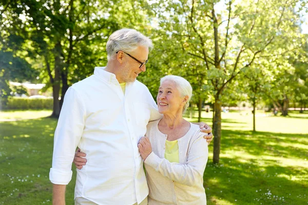 Счастливая пожилая пара обнимается в городском парке — стоковое фото