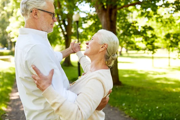 Lyckliga senior paret dansar på sommaren stadsparken — Stockfoto