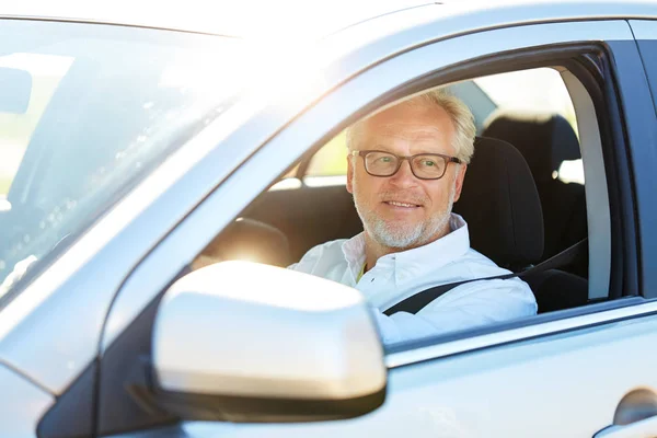 Šťastný starší muž řídil auto s otevřeným oknem — Stock fotografie
