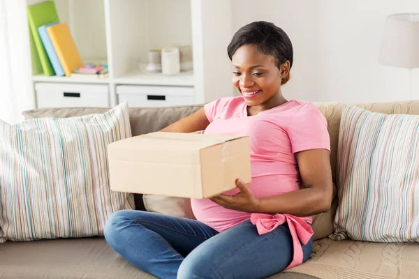 Boldog terhes nő csomagküldő doboz otthon — Stock Fotó
