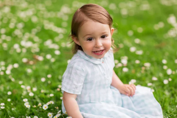 Heureux bébé fille sur vert champ d'été — Photo