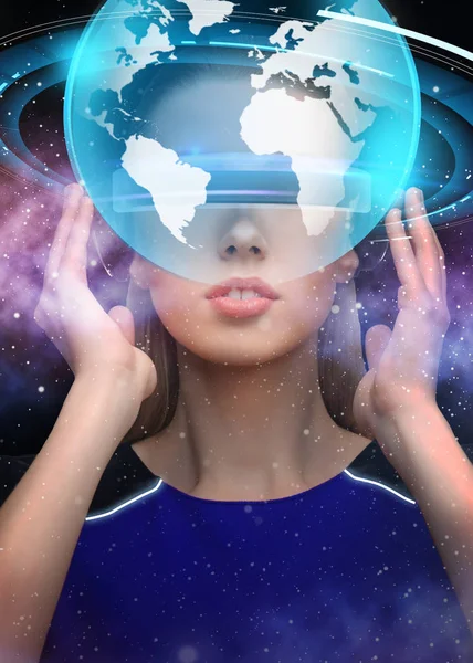 Γυναίκα στην εικονική πραγματικότητα γυαλιά 3d με τη γη — Φωτογραφία Αρχείου