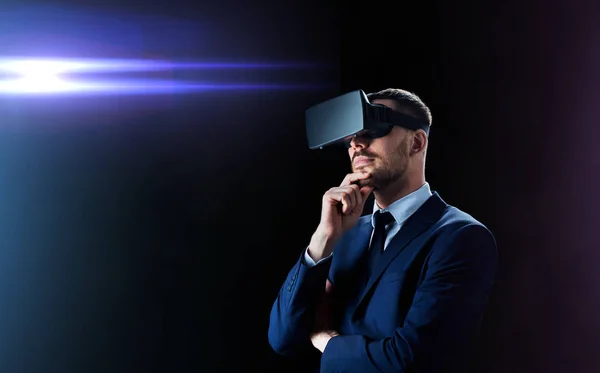 Geschäftsmann im Virtual-Reality-Headset über Schwarz — Stockfoto