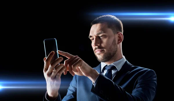 Geschäftsmann mit transparentem Smartphone — Stockfoto