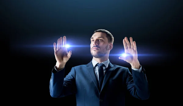 Uomo d'affari con luce laser su nero — Foto Stock
