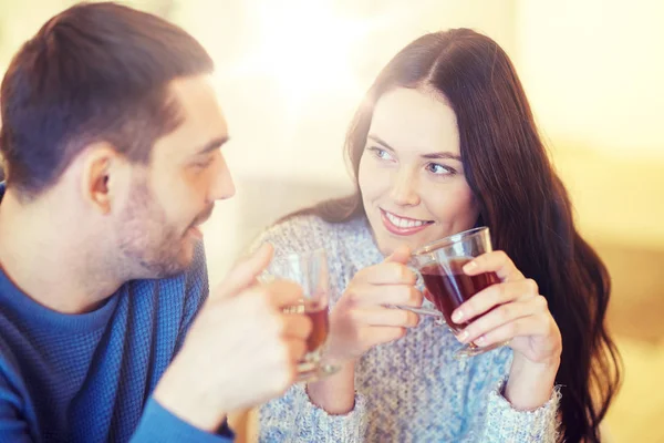 Casal feliz beber chá no café — Fotografia de Stock