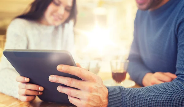 Feliz pareja con la tableta pc beber té en la cafetería — Foto de Stock