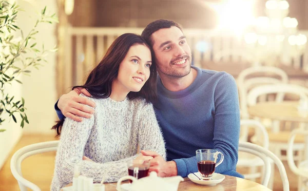 Casal feliz beber chá no restaurante — Fotografia de Stock