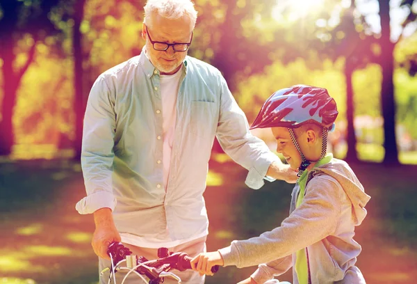 Großvater und Junge mit Fahrrad im Sommerpark — Stockfoto