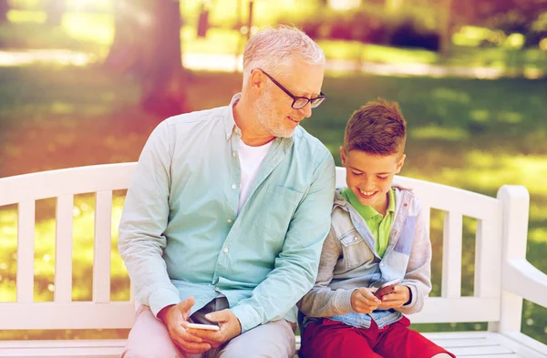 Yaşlı adam ve çocuk akıllı yaz Park — Stok fotoğraf