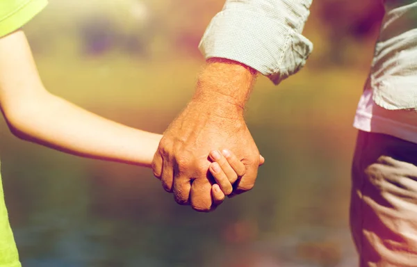 Hombre y niño mayores tomados de la mano —  Fotos de Stock