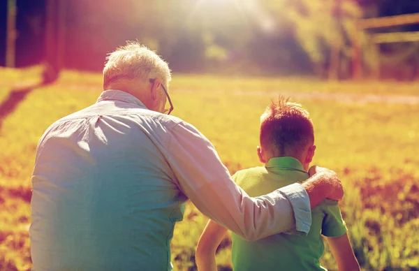 Dědeček a vnuk objímání venku — Stock fotografie