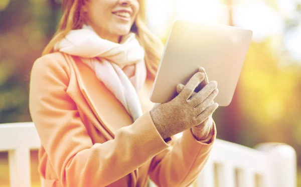 Close up of woman with tablet pc in autumn park — Stock Photo, Image