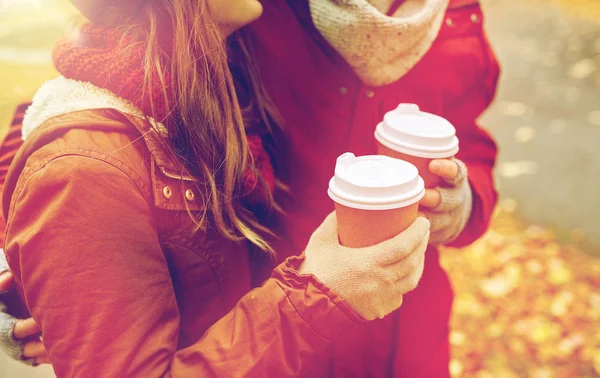 Закройте счастливую пару с кофе осенью — стоковое фото