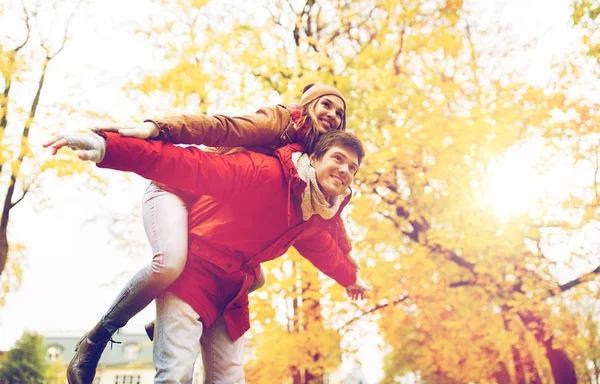 Heureux jeune couple s'amuser dans le parc d'automne — Photo