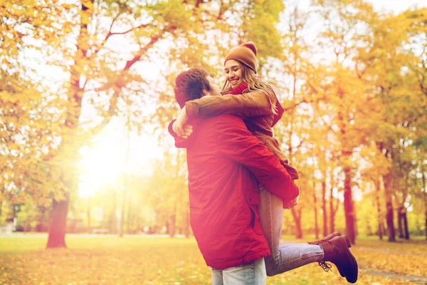 快乐的年轻夫妇举行秋季公园 — 图库照片