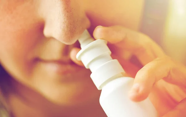 Primer plano de la mujer enferma usando aerosol nasal —  Fotos de Stock