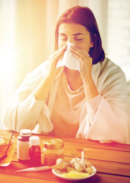 Chora kobieta z dmuchającym nosem do wytarcia — Zdjęcie stockowe