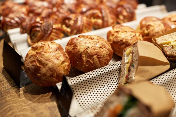 Pan, bollos y sándwiches con precio en la tienda Imágenes De Stock Sin Royalties Gratis