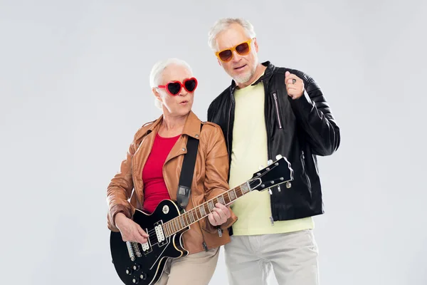 전기 기타와 선글라스에 수석 부부 스톡 사진