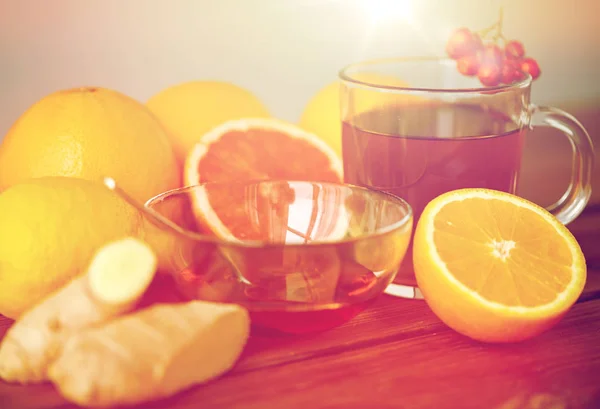 蜂蜜、レモンと木の生姜紅茶 ロイヤリティフリーのストック写真