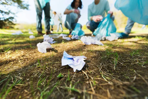 Voluntarios con bolsas de basura limpieza área del parque — Foto de Stock