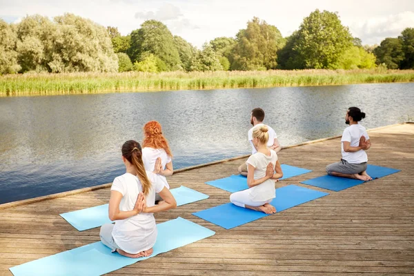 Grupp människor som gör yogaövningar utomhus — Stockfoto